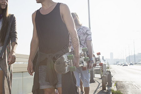 匈牙利布达佩斯街上行走的滑板车手图片