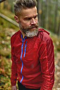 森林里穿着运动服外套的成年男性图片