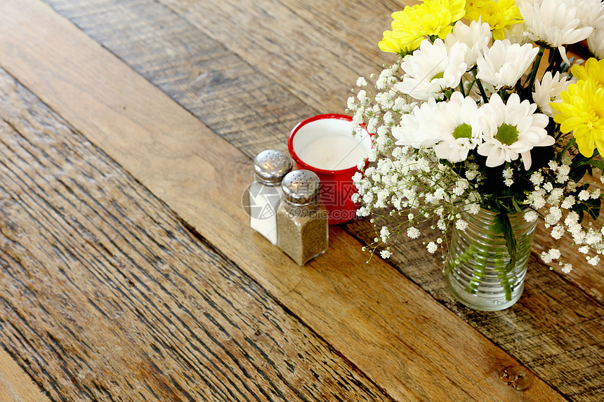 木桌上放置的花和调料图片