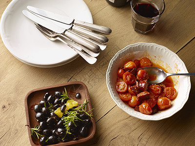 桌上的黑橄榄碗和西红柿图片