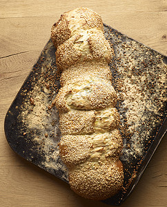 烘烤盘上新鲜的希腊芝麻面包图片