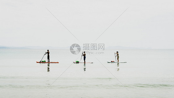 海上划水的人图片