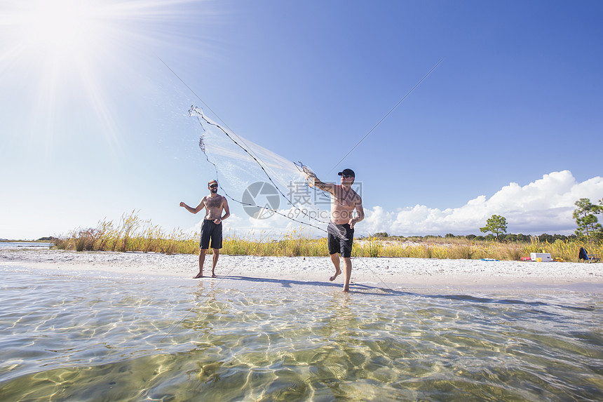 美国佛罗里达州沃尔顿堡海滩一名男子示范如何撒网捕鱼