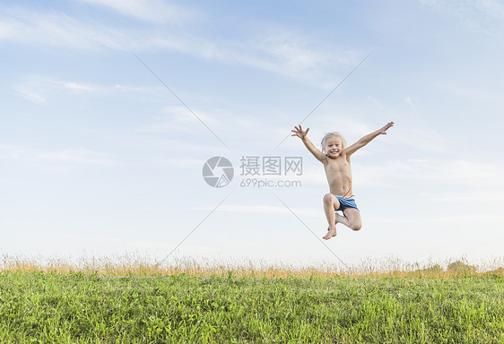 野外男孩在空中跳跃图片