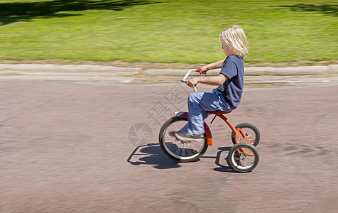 男孩骑三轮车图片