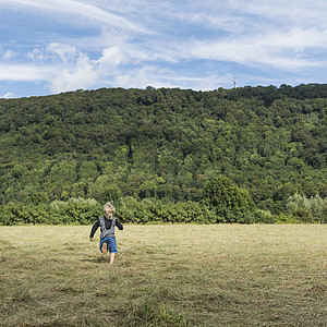 德国北莱茵威斯特伐利亚男孩奔跑的背影图片