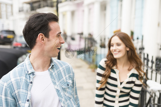 街上面对面微笑的情侣图片