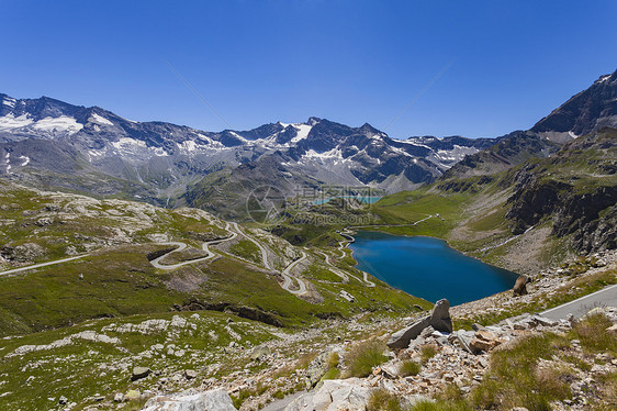 阿尔卑斯山脚下的湖泊图片