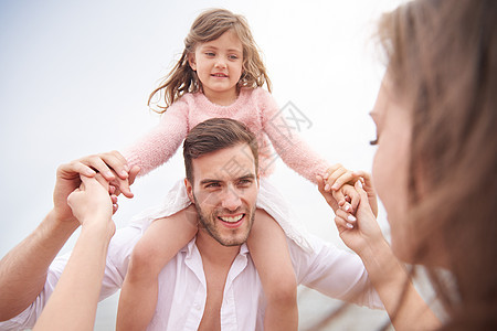 丈夫背着女儿看向妻子图片