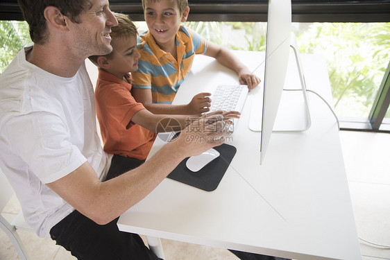 男人教两个儿子如何使用台式电脑图片