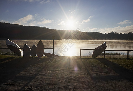 在加拿大安略省箭头公园湖边护栏的独木舟图片