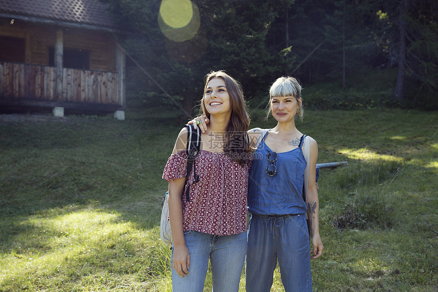 森林中两个女朋友的肖像奥地利蒂罗尔萨特贝加姆图片