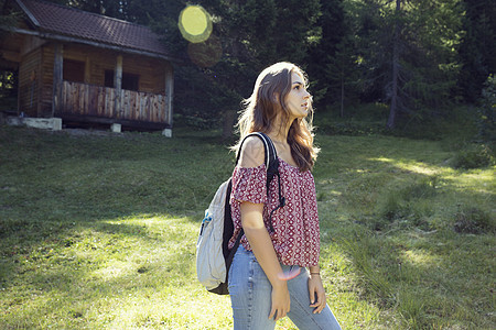 奥地利提罗尔州Sattelbergalm森林角的年轻女子图片