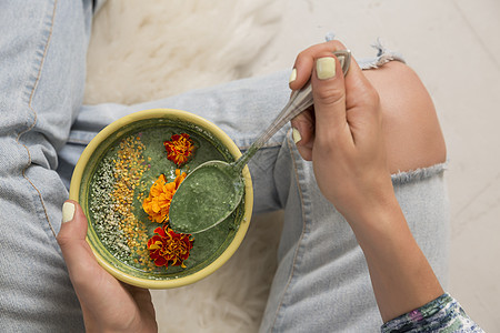 高的视线女人拿着一碗食物盛鲜花图片