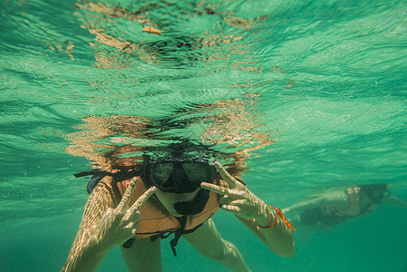 泰国南川岛水下风景青年男女向上滑动图片