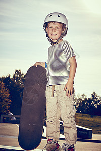 在公园里玩滑板的男孩图片