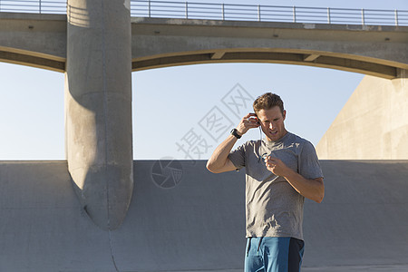 美国加利福尼亚州范努伊斯市男运动员戴耳机图片