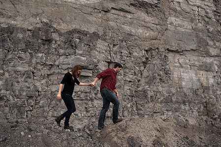 一对夫妇在悬崖边行走渥太华安大略图片
