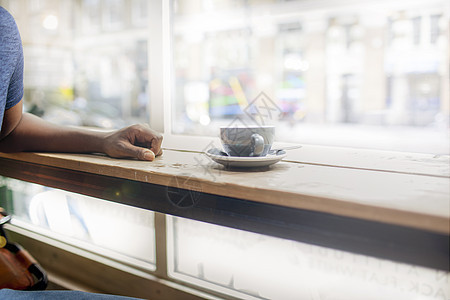 咖啡店橱窗座位上男子被裁剪的一图片