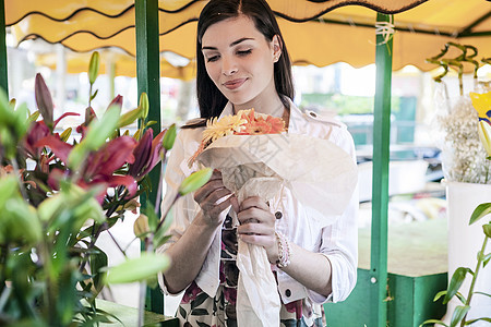 克罗地亚达尔马提斯普利特达尔马提亚市场摊位花朵的女游客图片