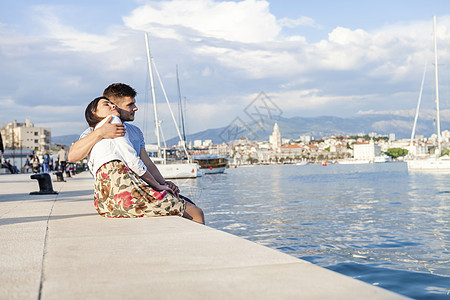 在克罗地亚达尔马提斯普利特港口的年轻夫妇图片