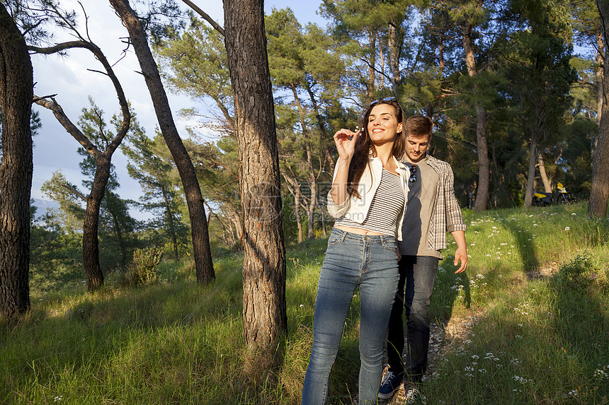 在克罗地亚达尔马提斯普利特沿海森林漫步的年轻夫妇图片