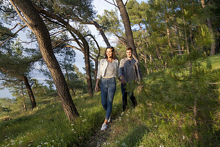 在克罗地亚达尔马提斯普利特沿海森林漫步的年轻夫妇图片