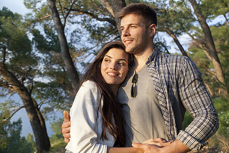 克罗地亚达尔马提斯普利特沿海森林的罗姆青年夫妇图片