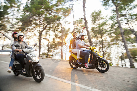 在克罗地亚达尔马提斯普利特沿海公路线骑摩托车的两对夫妇图片