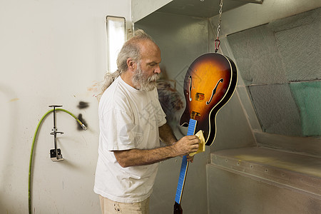 工作间吉他制造匠用布做清漆吉他背景图片