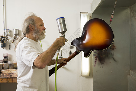 工作车间的吉他制造器用喷雾射清漆吉他图片