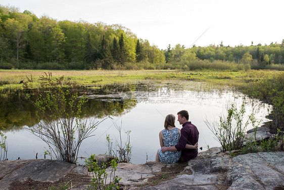 享受湖水的情侣渥太华安大略图片