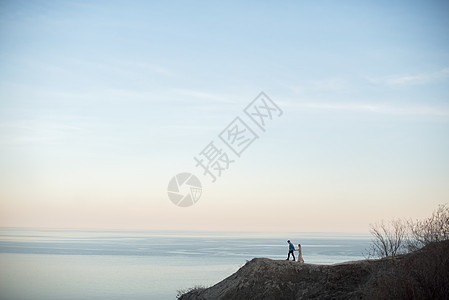 一对享受悬崖景色的情侣渥太华安大略图片