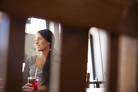 女人在酒吧喝酒图片