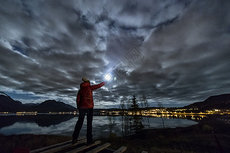 挪威北极地区徒步旅行的成年女子图片
