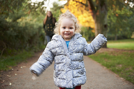 在秋季公园快乐跑的女幼儿图片