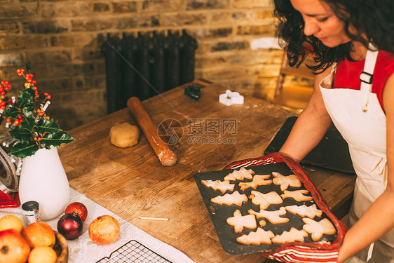 厨房做圣诞饼干的女士图片