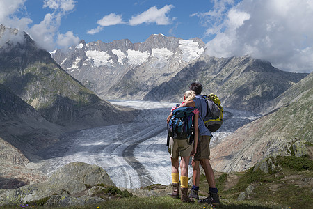 在瑞士瓦利斯州冰川看向远方的夫妇图片