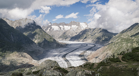 瑞士瓦利斯州山脉和阿莱奇冰川景观图片