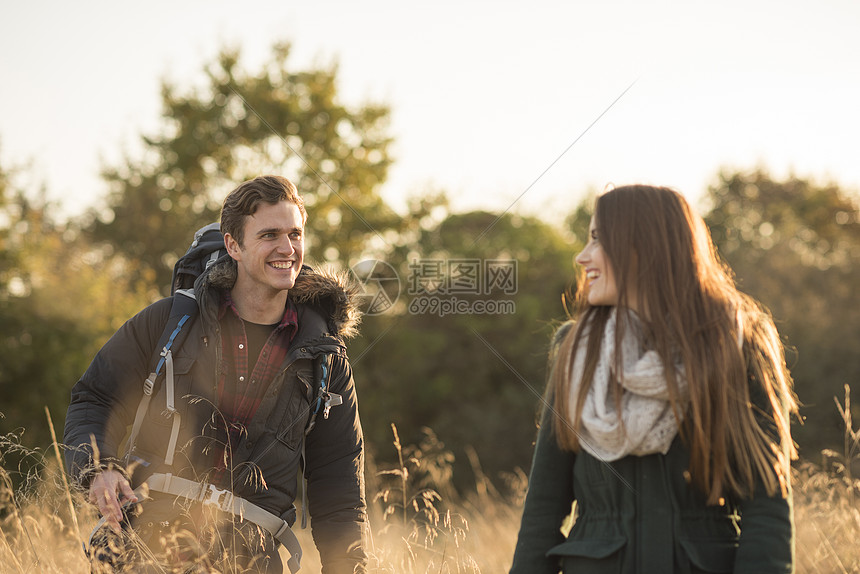 通过田间行走的年轻夫妇图片