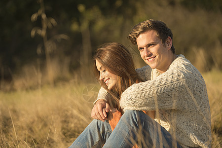 年轻夫妇坐在农村笑着图片