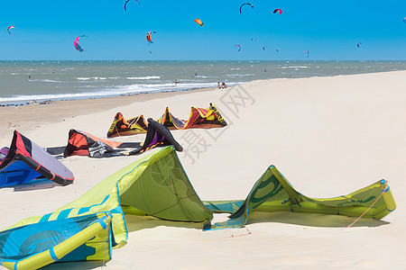 沙滩上的帐篷背景图片