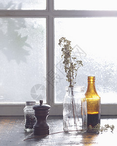 窗台上的花瓶和调味瓶图片