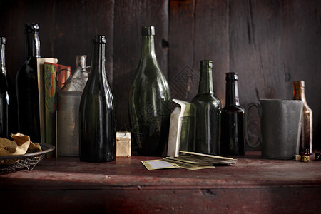 酒吧桌上的空酒瓶图片