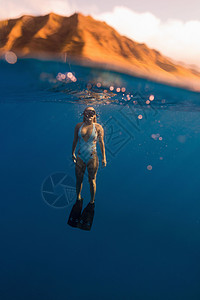 美国夏威夷奥胡市水下游泳的妇女图片