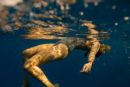 美国夏威夷奥胡市水下浮游的女士图片