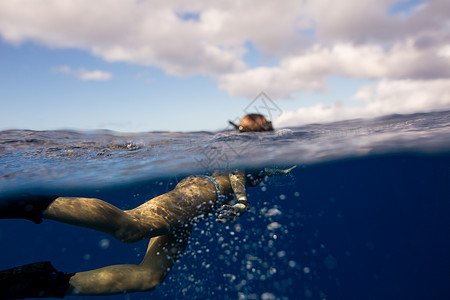 美国夏威夷奥胡市水下游泳的妇女图片