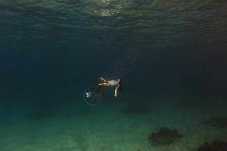 美国夏威夷瓦胡市水下游泳的女子图片