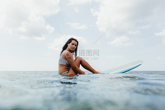 使用冲浪板的女人图片