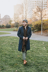 美国马萨诸塞州波士顿站在草坪上的男人图片